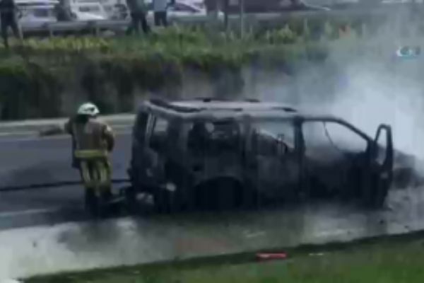 15 dakika önce aldığı araba alev alev yandı