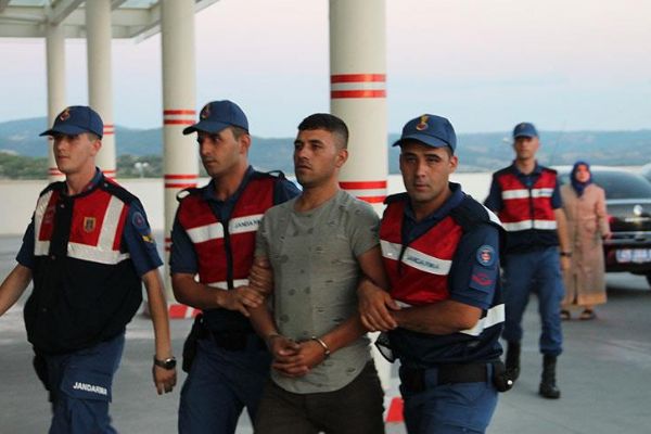 Kamu görevlisi olduğunu iddia eden 3 hırsız tutuklandı