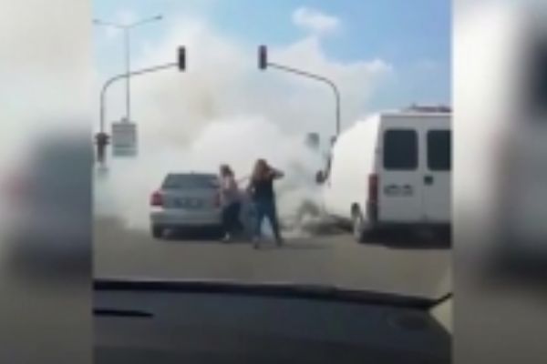 Tartıştığı kadınları egzoz dumanına boğdu