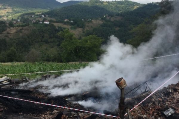 Yanan evde aynı aileden 3 kişi öldü