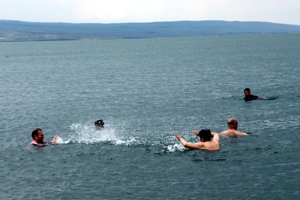 Farkındalık oluşturmak için Çıldır Gölü'nde yüzdüler
