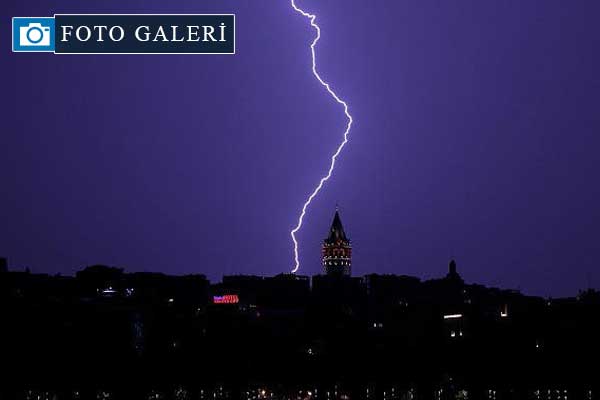 İstanbul'un zor gecesi: Karanlığı şimşekler aydınlattı