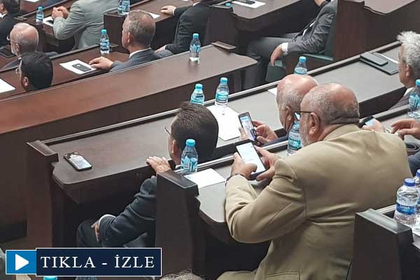 Ak Parti grup toplantısında Tuğrul Türkeş'in tavrı dikkat çekti