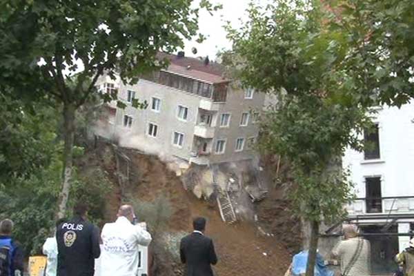 Sütlüce'deki bina çöktü