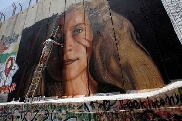 Ahed Tamimi’nin resmi ayrım duvarında