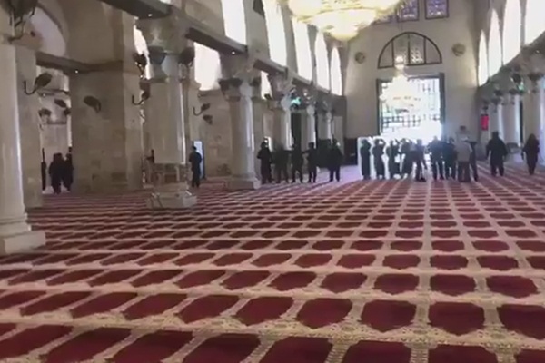 İsrail'den Mescid-i Aksa'ya baskın