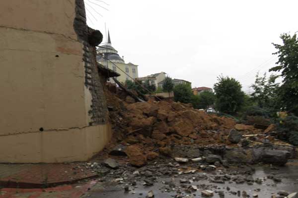 Sancaktepe'de okulun duvarı çöktü
