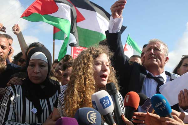 Filistin'in 'cesur kızı' Ahed Tamimi ve annesi serbest bırakıldı