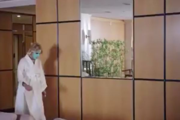 Kendinden korkan kadın izleyenleri güldürdü