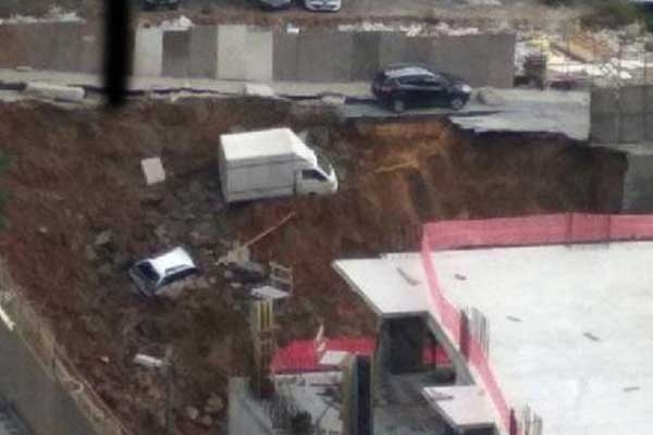 Ümraniye'de istinat duvarı çöktü, araçlar çukura düştü