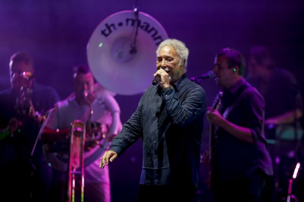 İngiliz sanatçı Tom Jones Antalya'da konser verdi