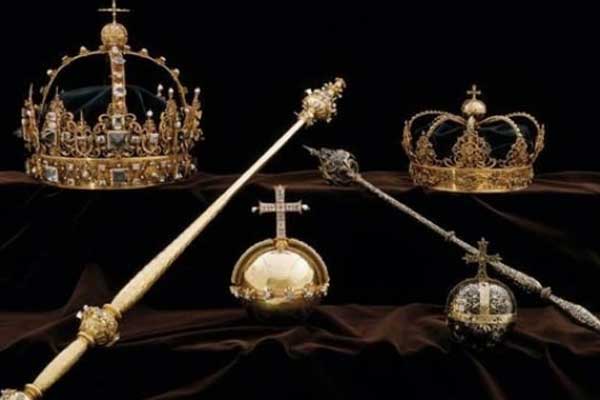 Müzeye girip kraliçenin tacını çaldılar