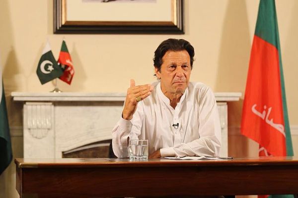 Pakistan'da seçimin galibi PTI'dan Türkçe paylaşım