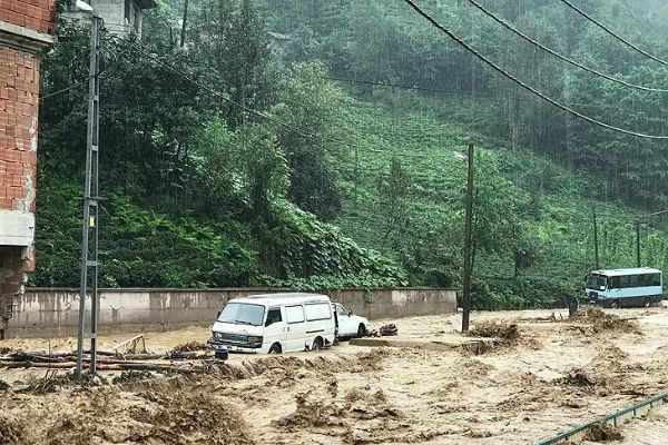 Şiddetli yağışın yol açtığı taşkında mahsur kaldılar