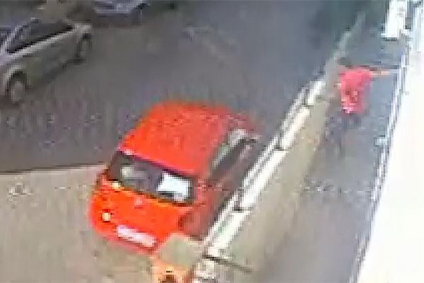 Başkasının yerine sınava girdiği anlaşılınca pencereden atladı