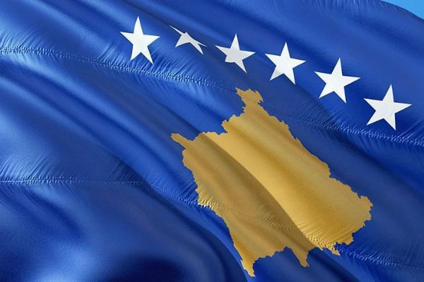 Kosova'da hükümet Türk bayrağına yönelik hakareti kınadı
