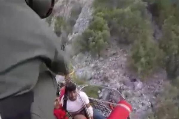 Antalya'da kayalıklardan düşen yaralı, helikopterle kurtarıldı