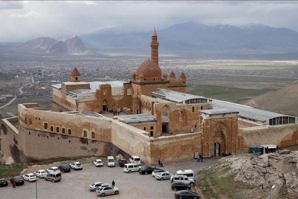 İshak Paşa Sarayı'na ilgi artıyor