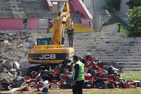 Eskişehir'de 'millet bahçesi' için stadın yıkımına başlandı