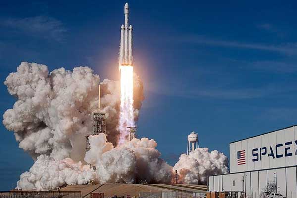 SpaceX ile Boeing insanlı uzay uçuşlarına başlıyor