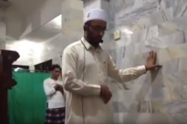 Sarsılmaz inanç: İmam deprem olurken ibadete soğukkanlılıkla devam etti