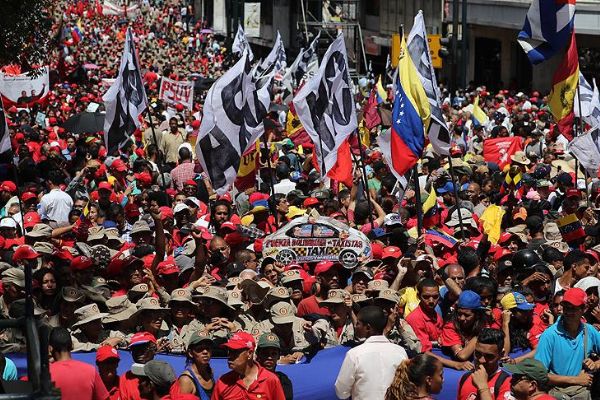 Venezuela'da Maduro destekçileri sokaklara döküldü