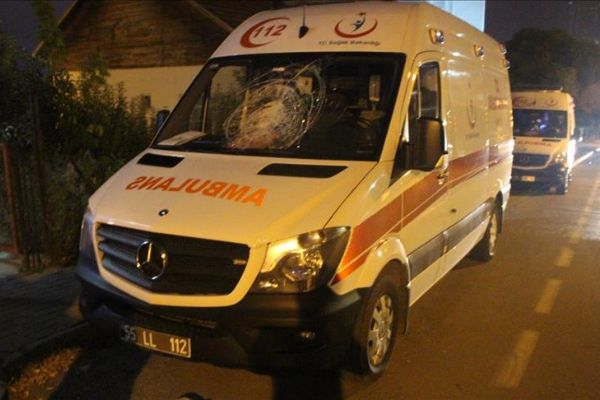 O ambulansa park halindeyken taşlı saldırı yapıldı
