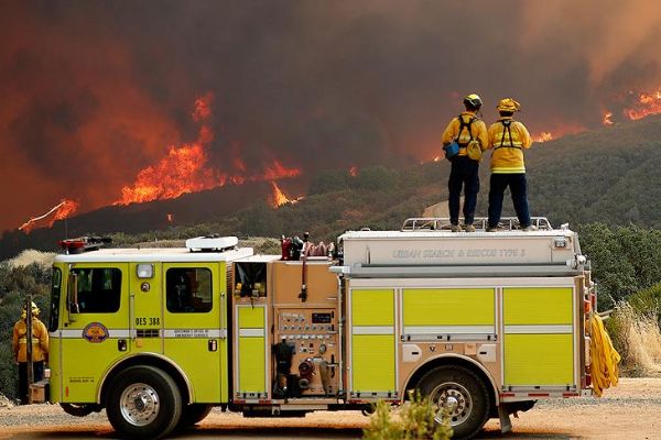 California tarihinin en büyük yangınıyla mücadele ediyor