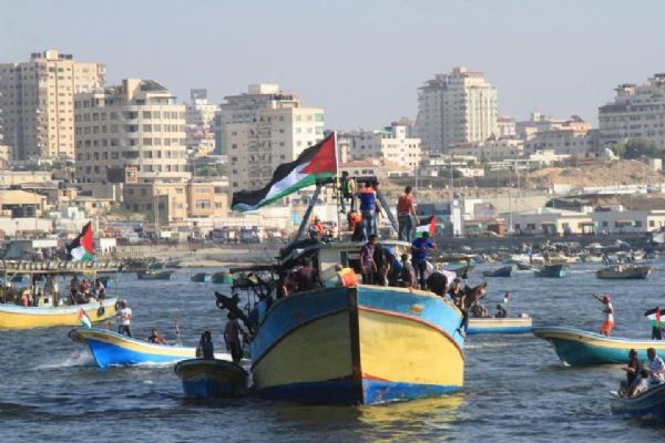 Gazze'de kuşatmayı kırmak için Gazze denizi açıklarında gösteri düzenledi