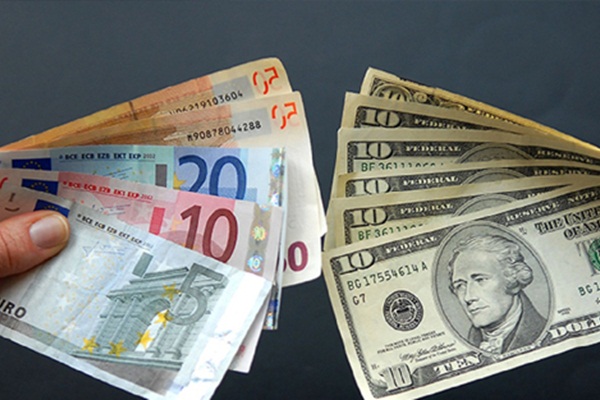 Suriyeli iş adamı, avro ve dolarlarını bozdurdu