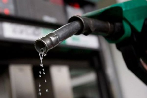 Benzin ve motorine zam pompadan döndü