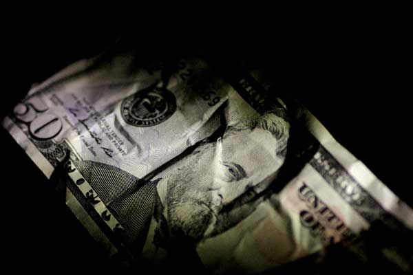 Dolar/TL kurunda dalgalanma sürüyor