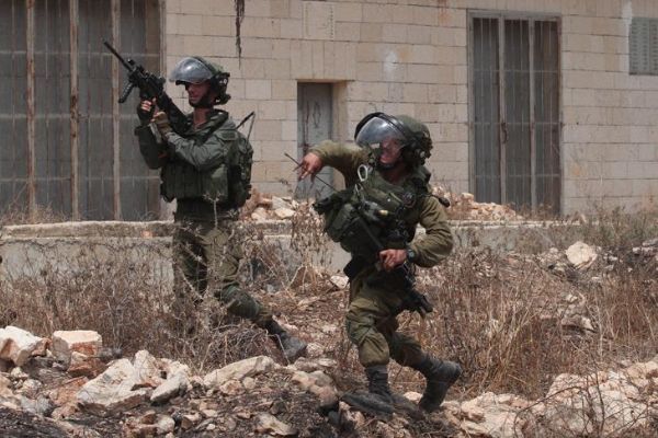 İsrail güçleri biri gazeteci 15 Filistinliyi gözaltına aldı