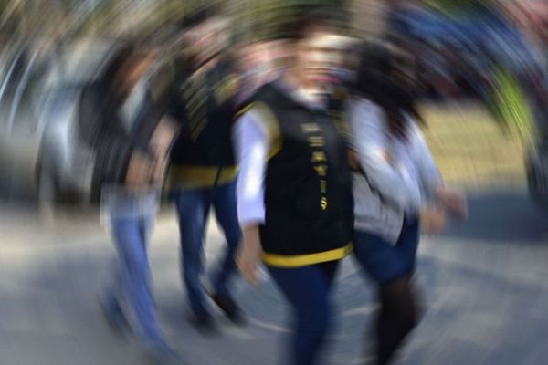 Çaldıkları bileziklerin parasıyla tatil yapan çift yakalandı