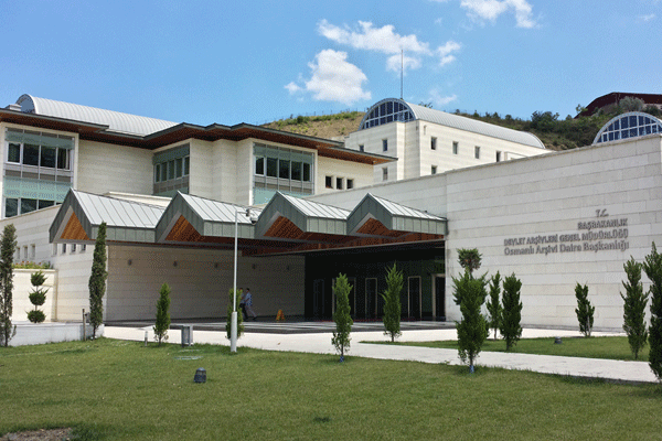 Devlet Arşivlerindeki uzmanlar başka kurumlara dağıtıldı... Tarihçiler tepkili!