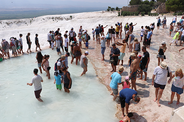 Pamukkale'de tatil yoğunluğu yaşanıyor