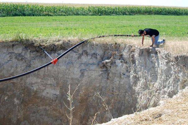 Konya'da sulama boruları döşenirken obruk oluştu
