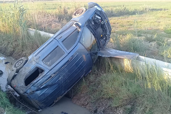 Adana'da kamyonet dereye devrildi