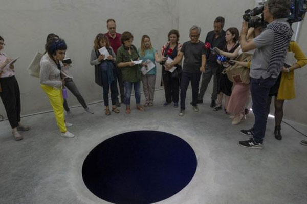 Ziyaret ettiği müzede ‘Sanat eseri’nin içine düştü… İlk açıklama bakın ne oldu