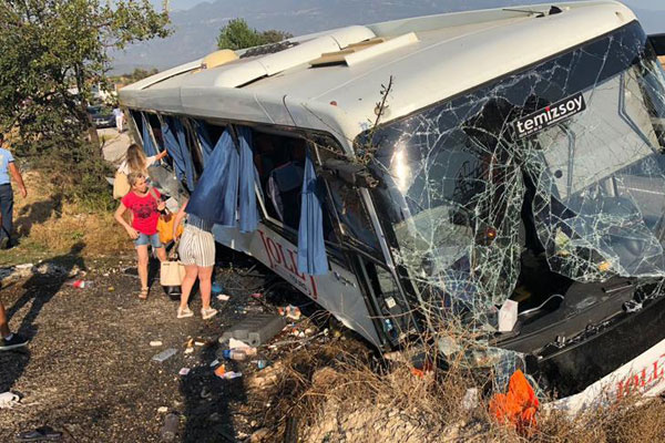 Muğla'da tur otobüsü şarampole devrildi