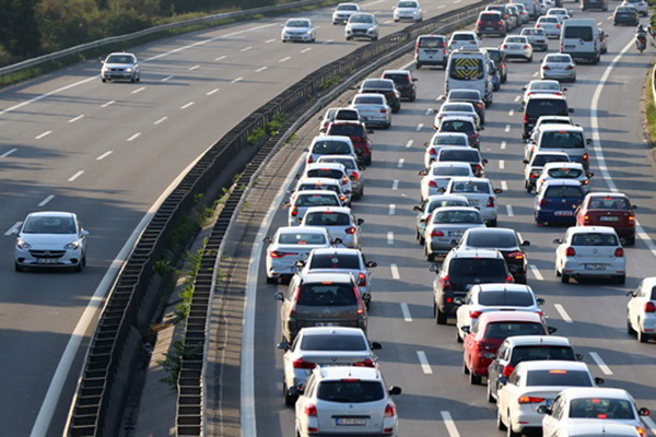 Tatilciler dönüş yolunda trafik yoğunluğu yaşanıyor