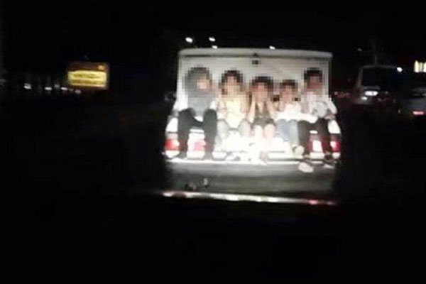 Pes dedirten görüntü... bagajında 5 çocuk ile seyahat etti