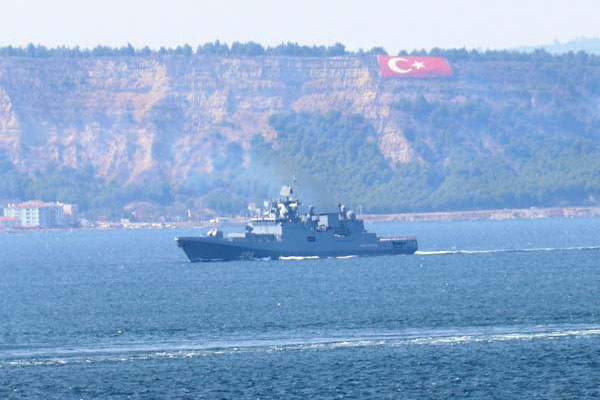 Rus savaş gemileri peş peşe Türkiye’ye geldi