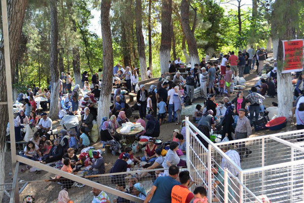 Asırlık yaşatılan gelenek... 24 saat önceden nöbet tutuyorlar