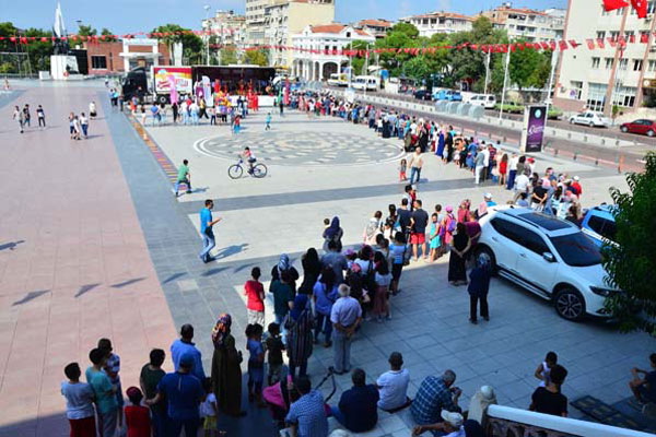 Bedava dağıtıldı… Metrelerce kuyruk oluştu