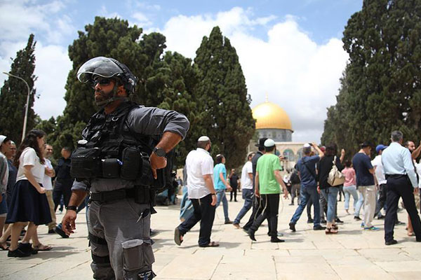 Yahudi yerleşimcilerden İsrail polisi eşliğinde Aksa'ya baskın