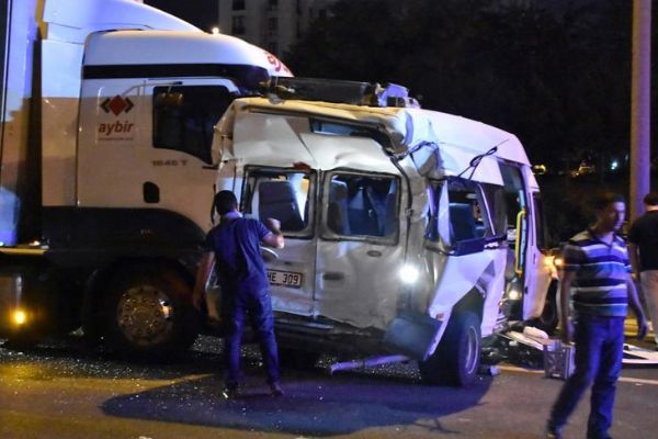 Hasta ziyaretinden dönerken kaza yaptılar: 13 yaralı