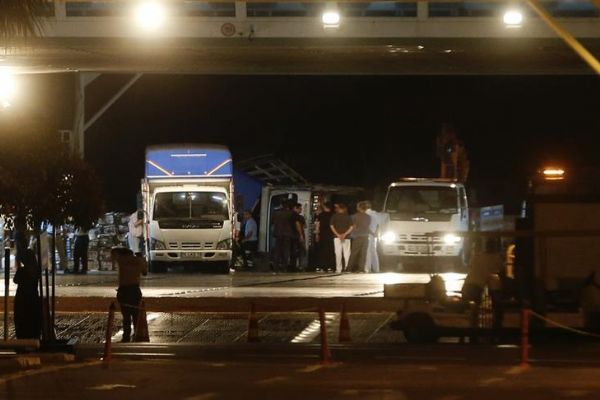 Feribotta kamyonet devrildi