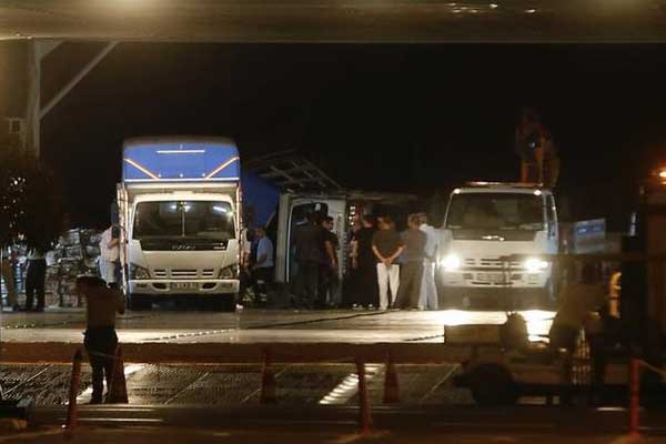 Feribotta kamyonet devrildi