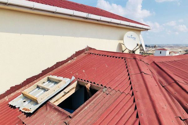 Küçük kızı, oyuncak almak için çatıya çıkarmışlar